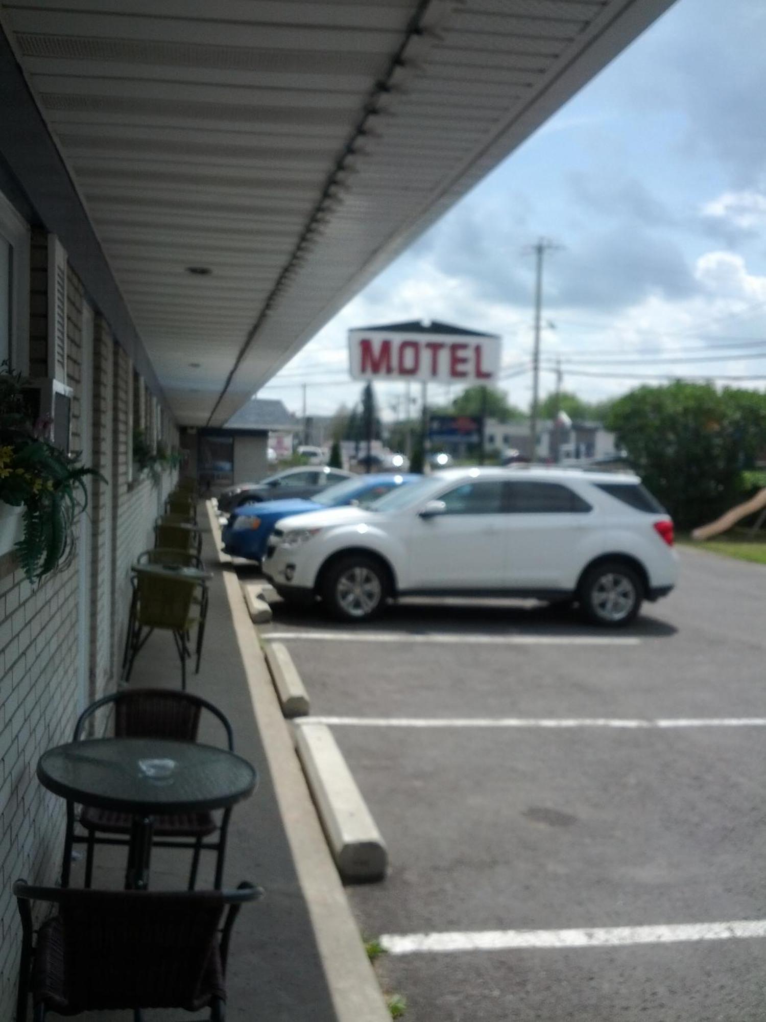Motel Montgolfiere Jp Saint-Jean-sur-Richelieu Dış mekan fotoğraf